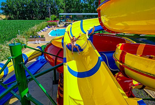 Tobogán acuático gigante, piscina en el camping CAPFUN Tensch Jolie en Grostenquin (57).