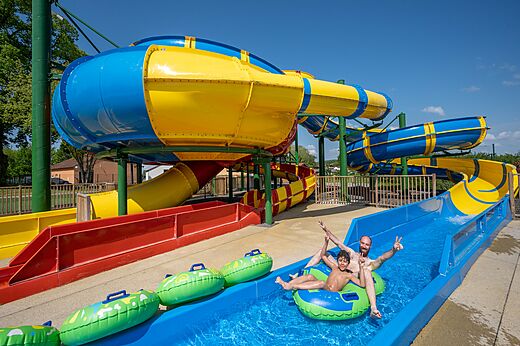 Toboganes acuáticos coloridos, padre e hijo en camping CAPFUN Tensch Jolie en Grostenquin.