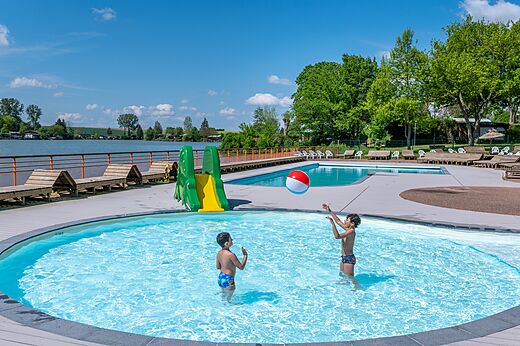 Piscina exterior, tobogán infantil, niños en el camping CAPFUN Tensch Jolie en Grostenquin (57).