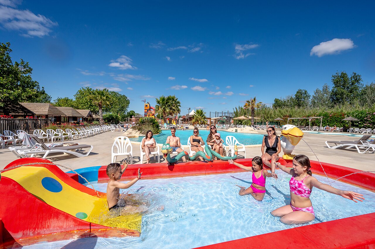 Piscina infantil con tobog�n, gran piscina en camping CAPFUN Teorix MARSEILLAN PLAGE.