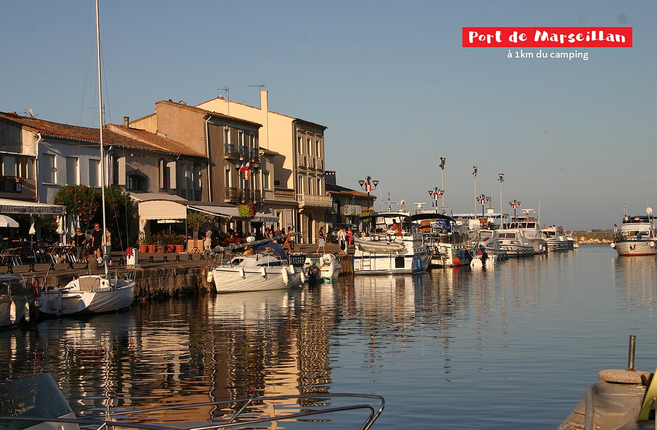 Puerto de Marseillan con barcos y terrazas, lugar para visitar en Occitania.