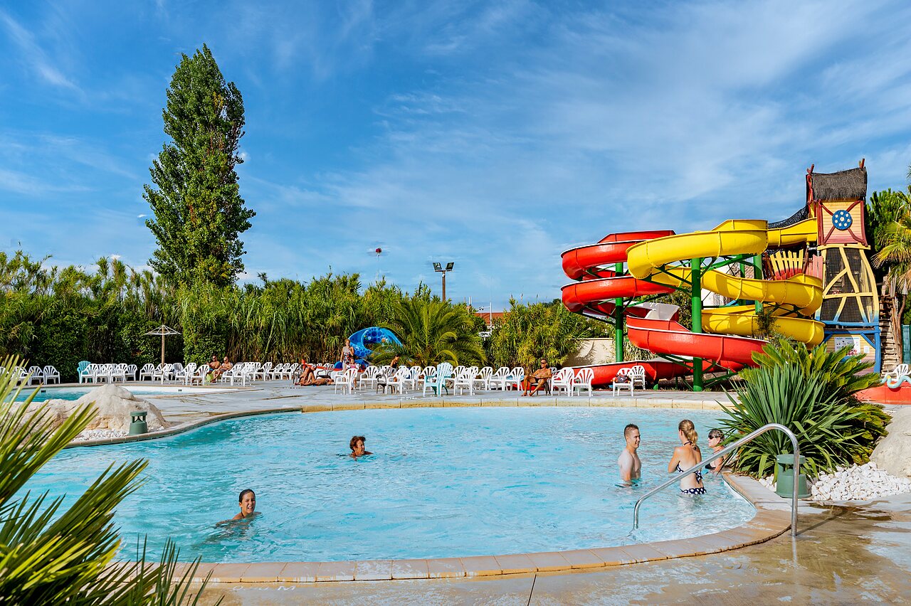 Gran piscina exterior con toboganes acu�ticos en el camping CAPFUN Teorix en MARSEILLAN PLAGE (34).