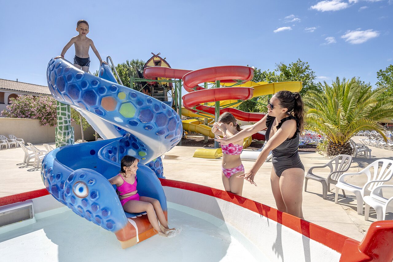 Toboganes acu�ticos y piscina infantil en el camping CAPFUN Teorix en MARSEILLAN PLAGE (34).