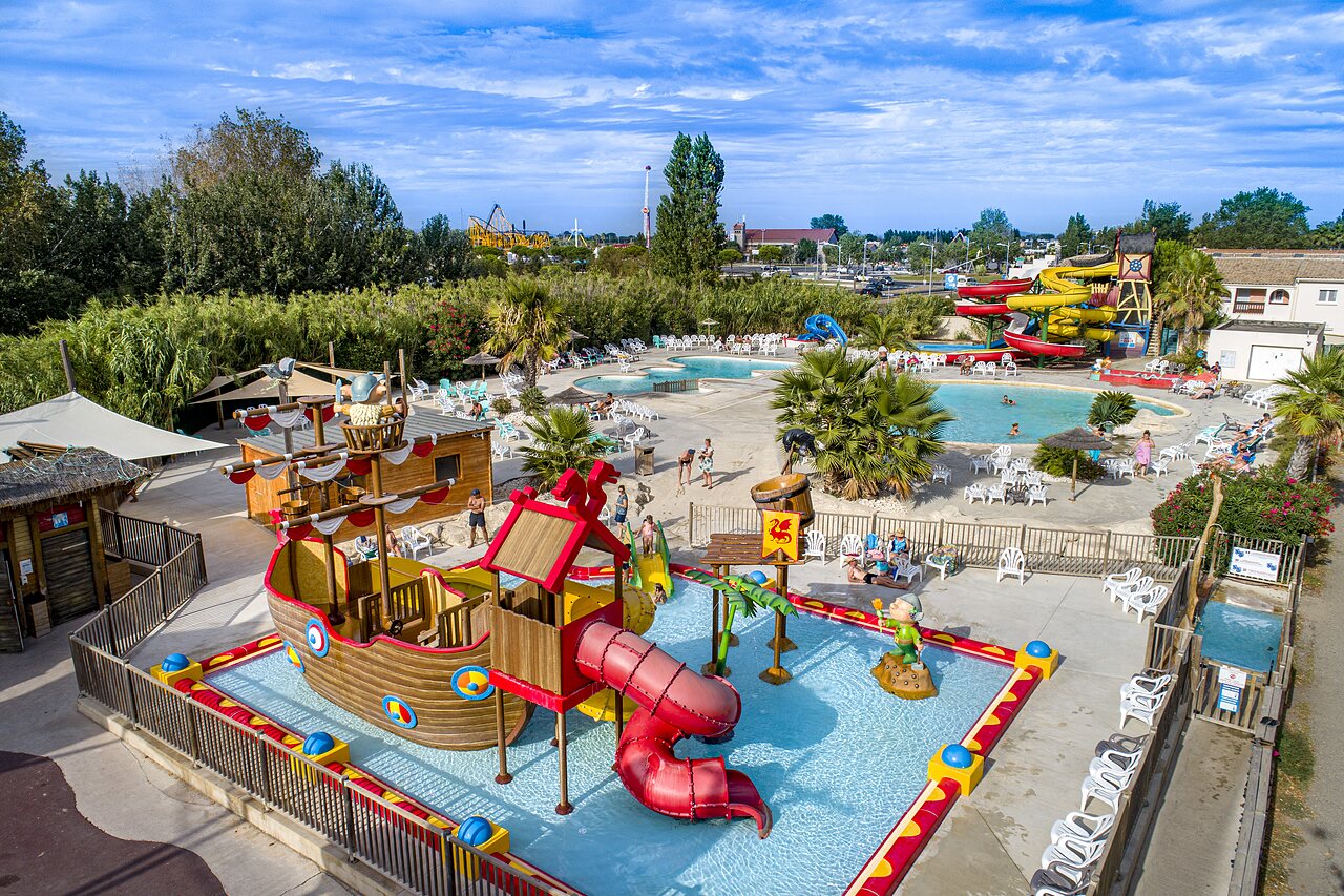 Parque acu�tico con toboganes, piscina y barco pirata en el camping CAPFUN Teorix en MARSEILLAN PLAGE (34).