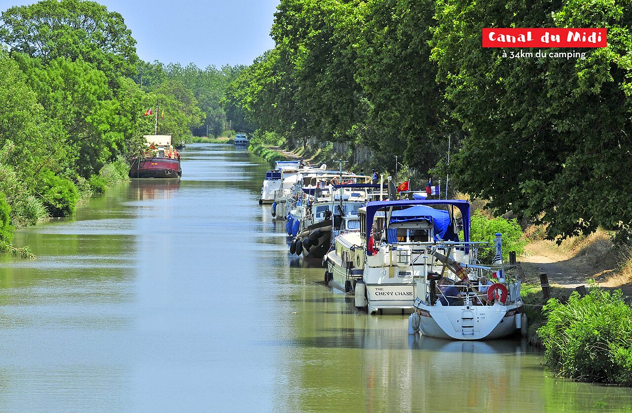 Barcos navegando por el Canal du Midi, lugar tur�stico para visitar cerca de Marseillan.