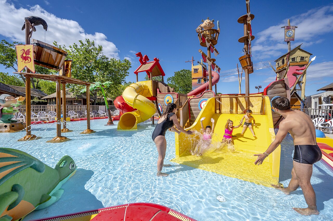 Zona acu�tica tem�tica con toboganes y juegos de agua en camping CAPFUN Teorix en MARSEILLAN PLAGE (34).
