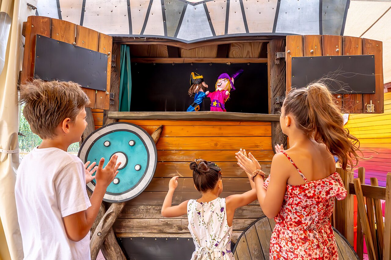 Espect�culo de marionetas para ni�os en el escenario del camping CAPFUN Teorix en MARSEILLAN PLAGE (34).