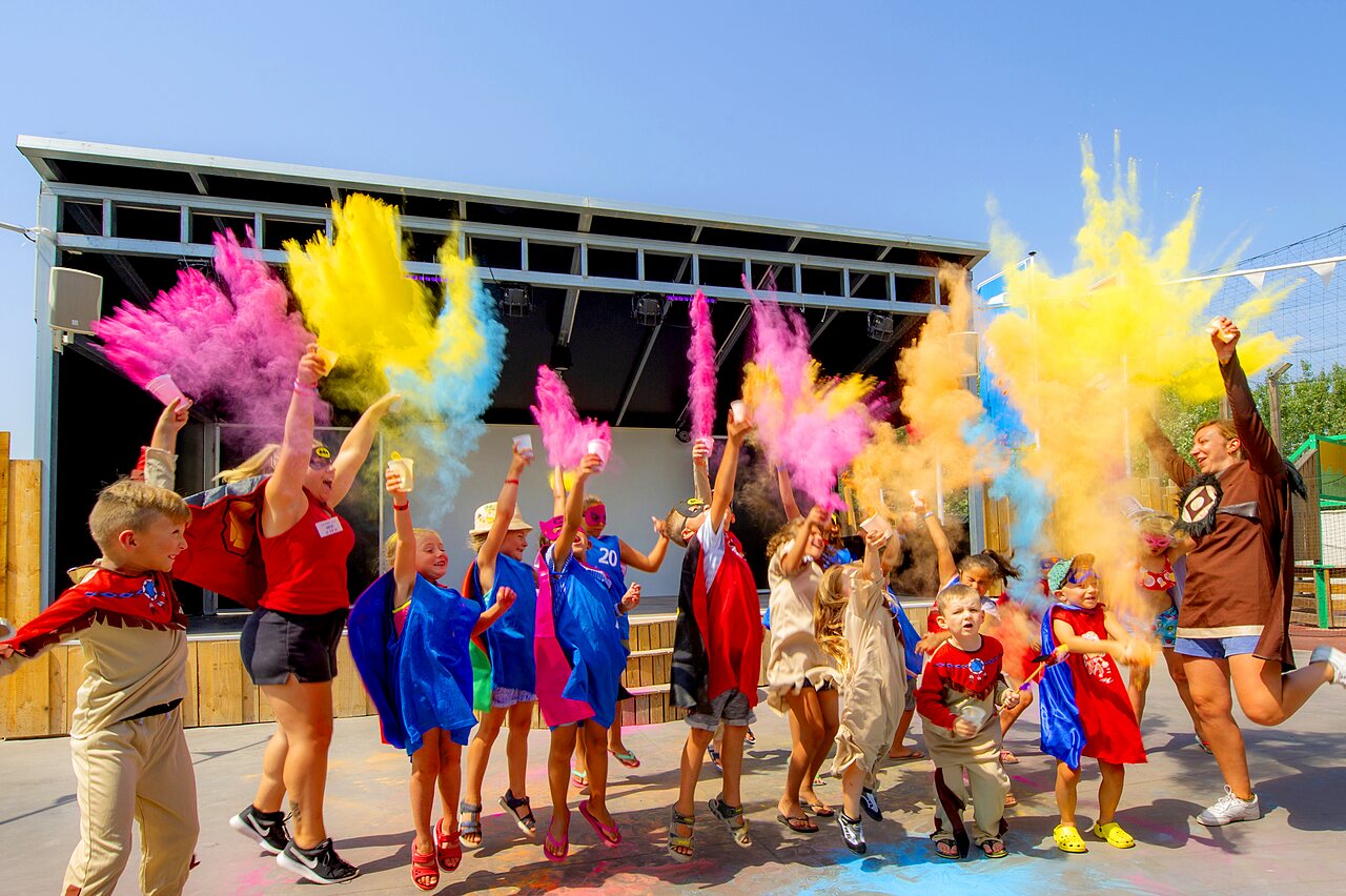 Ni�os y animadores lanzando polvos de colores en CAPFUN Teorix en MARSEILLAN PLAGE.