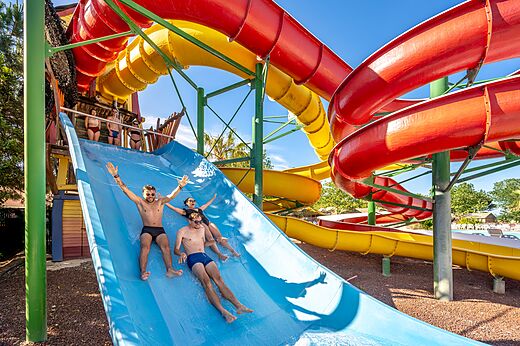 Toboganes acu�ticos coloridos con amigos divirti�ndose en el camping CAPFUN Teorix en MARSEILLAN PLAGE (34).
