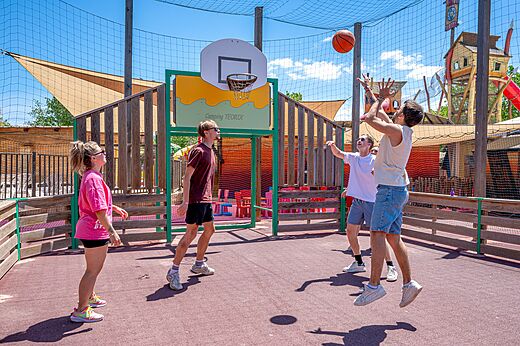 Cancha multideportiva de baloncesto con j�venes en el camping CAPFUN Teorix en MARSEILLAN PLAGE (34).