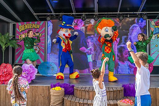 Espect�culo de animaci�n con mascotas y ni�os en el escenario del camping CAPFUN Teorix en MARSEILLAN PLAGE (34).