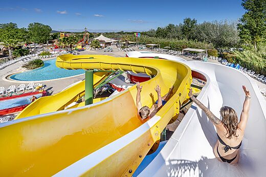 Toboganes acu�ticos gigantes con ba�istas en el camping CAPFUN Teorix en MARSEILLAN PLAGE (34).