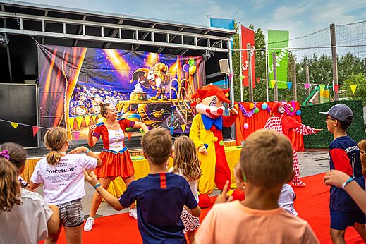 Animaci�n infantil con mascotas y animadores en el camping CAPFUN Teorix en MARSEILLAN PLAGE (34).