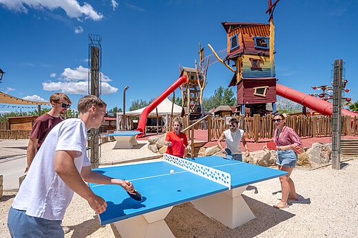 Mesa de ping-pong exterior y zona de juegos en el camping CAPFUN Teorix en MARSEILLAN PLAGE (34).