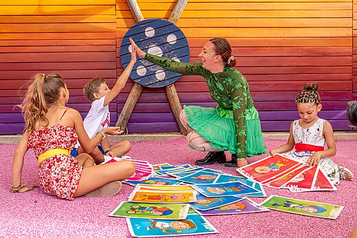 Animaci�n infantil, juego de cartas con animadora en el camping CAPFUN Teorix en MARSEILLAN PLAGE (34)
