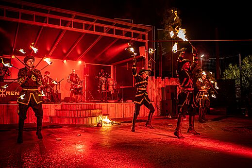 Espect�culo de fuego nocturno con artistas y m�sicos en el escenario en el camping CAPFUN Teorix en MARSEILLAN PLAGE (34)