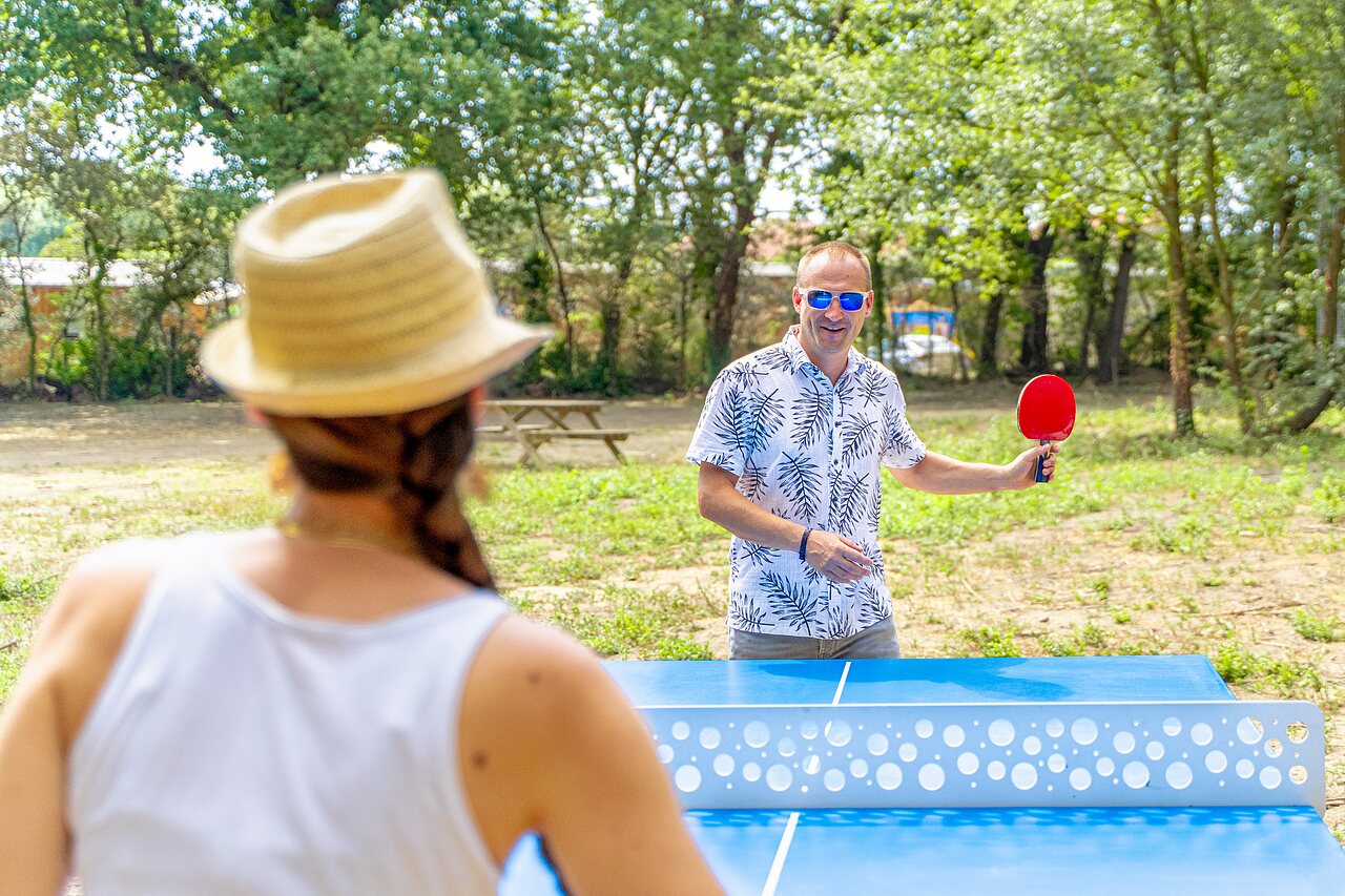 Ping-pong exterior en el camping CLICOCHIC Texas en Argel�s sur Mer (66).