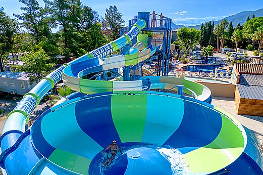 Toboganes acuáticos gigantes y piscina en camping CLICOCHIC Texas, Argelès sur Mer (66).