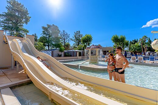 Tobog�n acu�tico y piscina exterior en el camping CLICOCHIC Texas en Argel�s sur Mer (66).