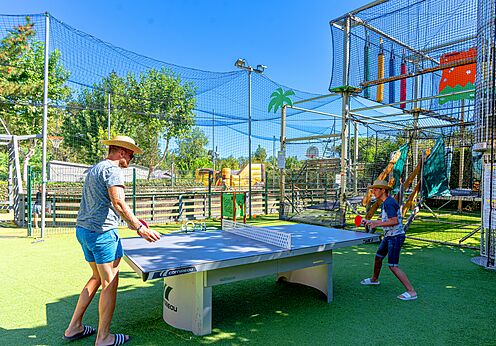 Mesa de ping-pong y zona de juegos cubierta en camping CLICOCHIC Texas Argelès.
