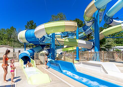 Toboganes acu�ticos coloridos y ni�os divirti�ndose en el camping CLICOCHIC Texas en Argel�s sur Mer (66).
