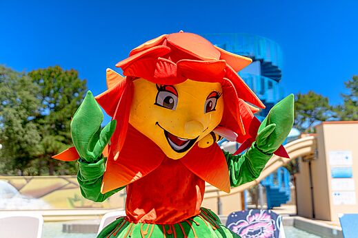 Mascota sonriente con forma de flor para la animación en el camping CLICOCHIC Texas.