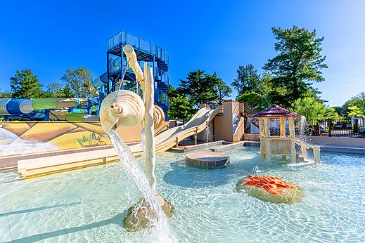 Piscina, toboganes y juegos acu�ticos en el camping CLICOCHIC Texas en Argel�s sur Mer (66).