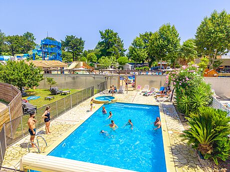 Piscina exterior, toboganes gigantes y jacuzzi en camping CLICOCHIC Texas, Argelès (66).