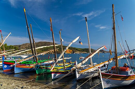 Barcos coloridos amarrados, actividades náuticas en el camping CLICOCHIC Texas en Argelès sur Mer (66).