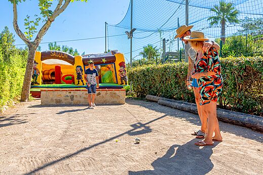 Campo de petanca y estructura hinchable en el camping CLICOCHIC Texas en Argelès sur Mer (66).