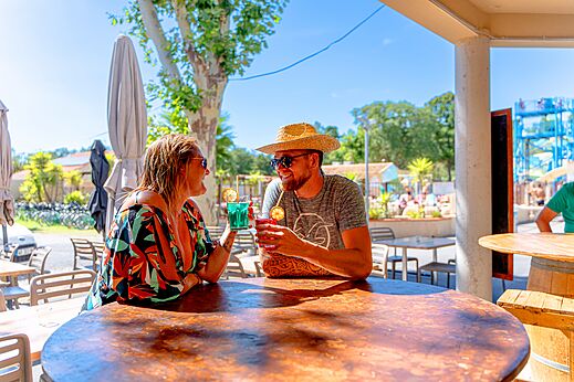Pareja con cócteles en el bar del camping CLICOCHIC Texas en Argelès sur Mer.