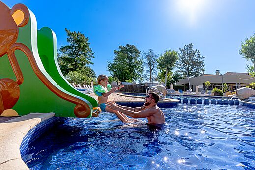 Piscina exterior con tobogán y juegos acuáticos en el camping CLICOCHIC Texas en Argelès sur Mer (66).