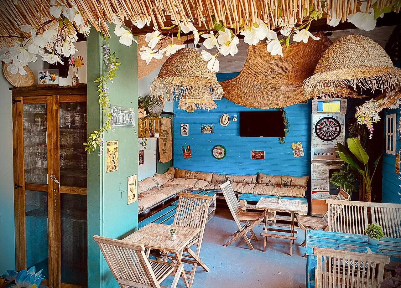 Bar tropical, dardos y zona de relax en el camping CLICOCHIC Plage des Tonnelles.