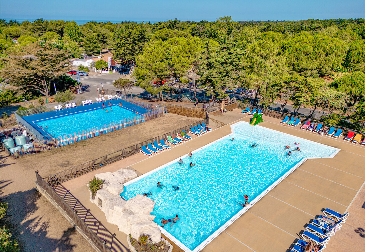 Piscinas exteriores, tobog�n, tumbonas en camping CLICOCHIC Plage des Tonnelles, Saint-Jean-de-Monts (85).