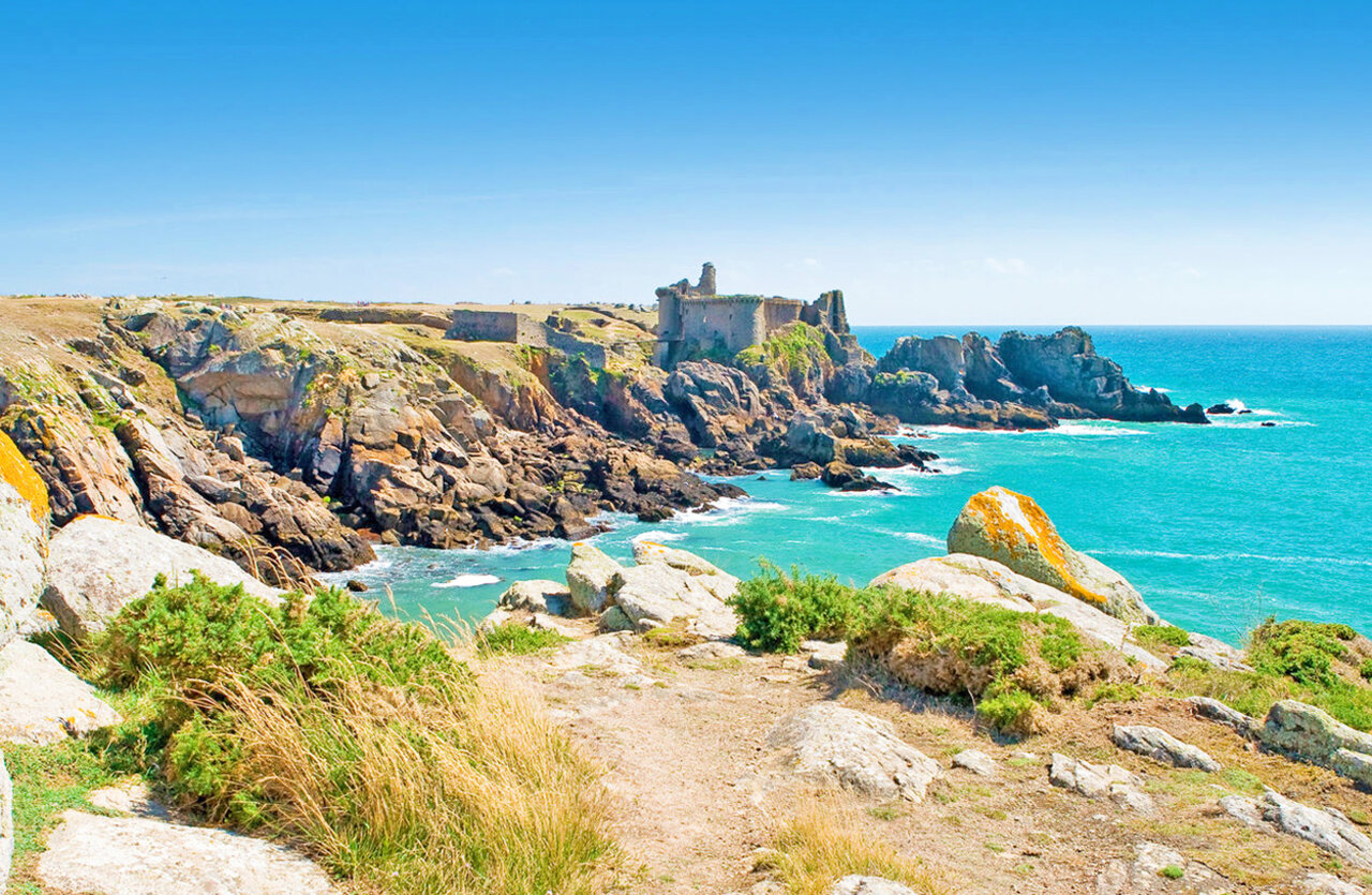 Acantilados rocosos, mar turquesa y ruinas hist�ricas en el camping CLICOCHIC Plage des Tonnelles.