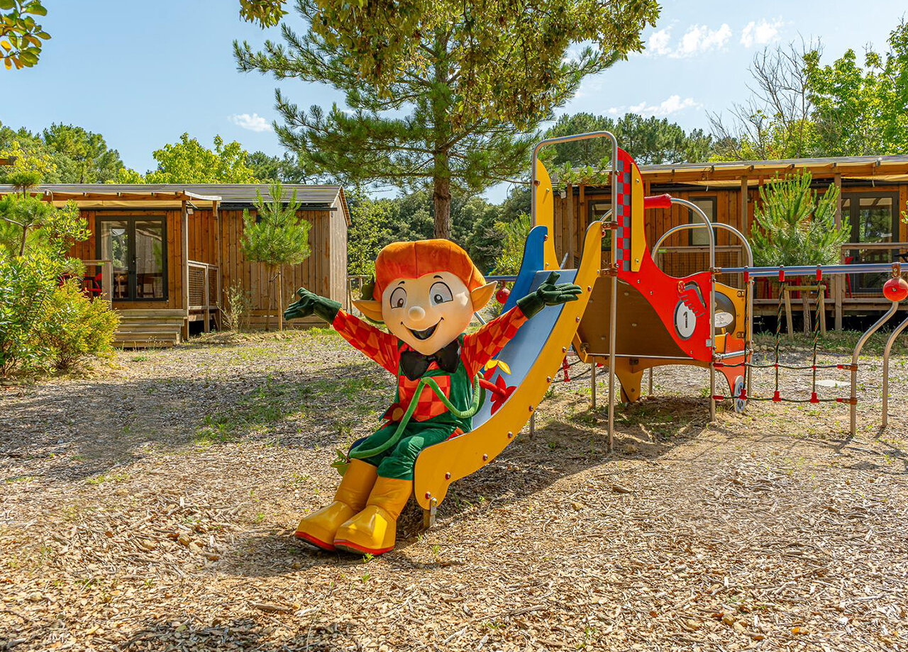 Mascota en tobog�n, �rea de juegos en camping CLICOCHIC Plage des Tonnelles Saint-Jean-de-Monts.
