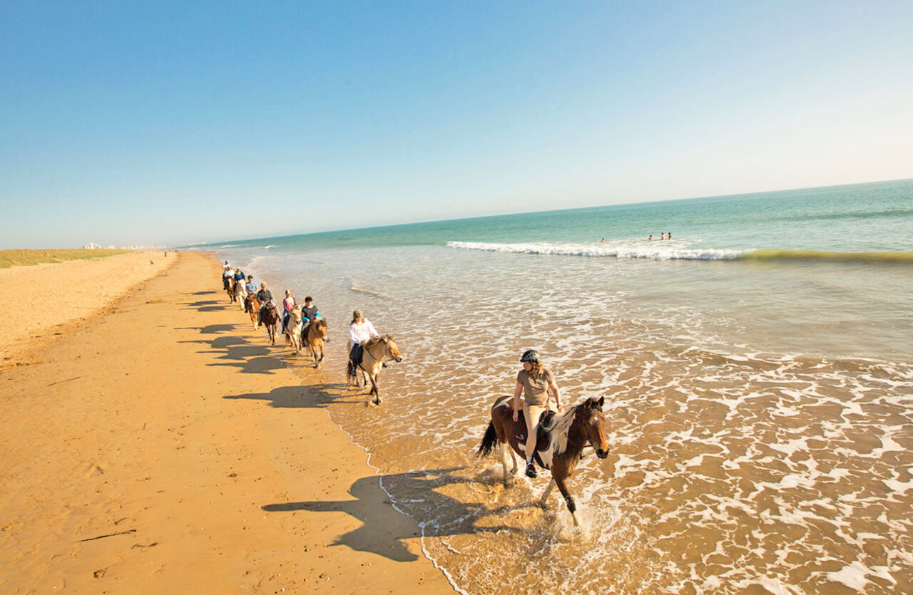 Paseo a caballo en la playa del camping CLICOCHIC Plage des Tonnelles.