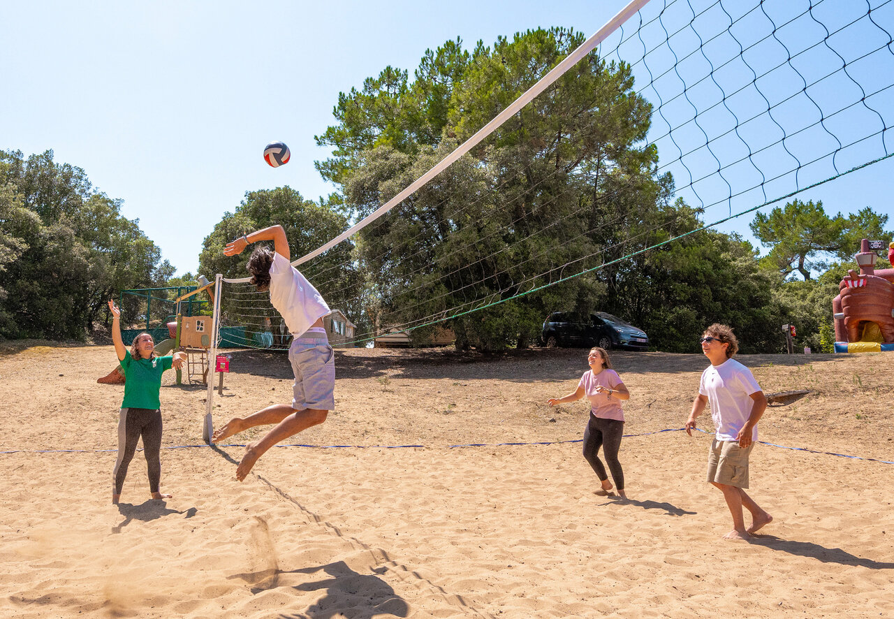 Jugadores de voleibol de playa en el camping CLICOCHIC en Saint-Jean-de-Monts.