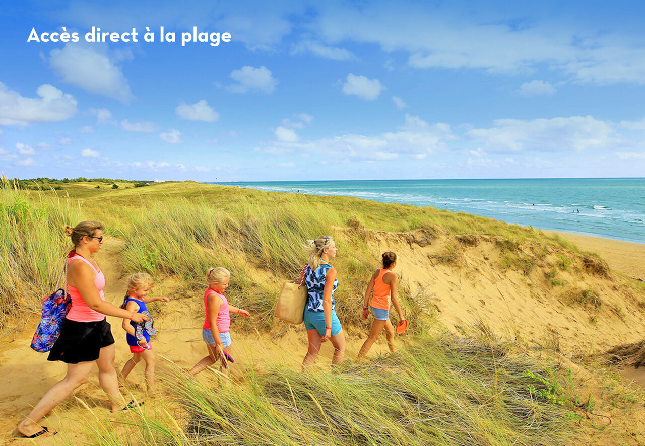Familia en dunas, acceso directo playa en el camping CLICOCHIC Plage des Tonnelles en Saint-Jean-de-Monts (85).