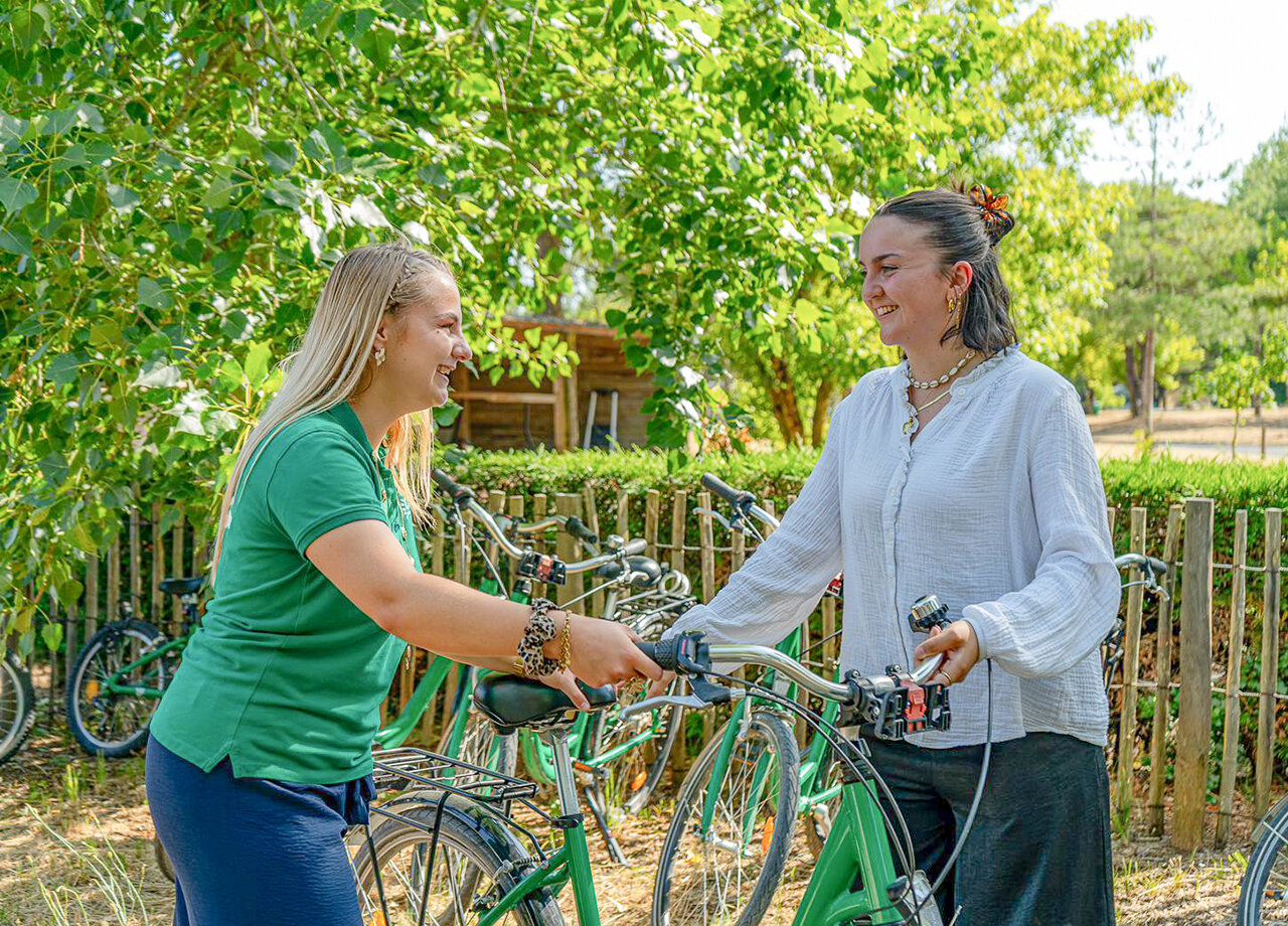 Alquiler de bicicletas verdes en el camping CLICOCHIC Plage des Tonnelles en Saint-Jean-de-Monts.