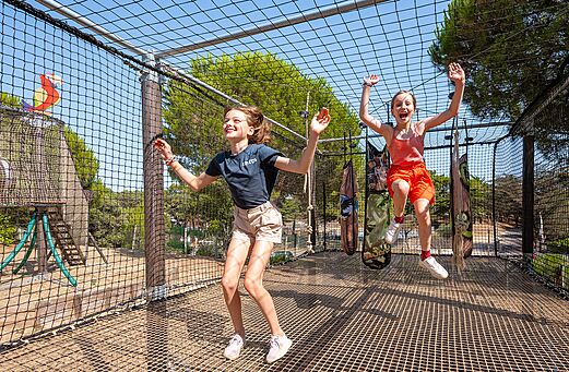 Redes de juego para niños en el camping CLICOCHIC Plage des Tonnelles, Saint-Jean-de-Monts.