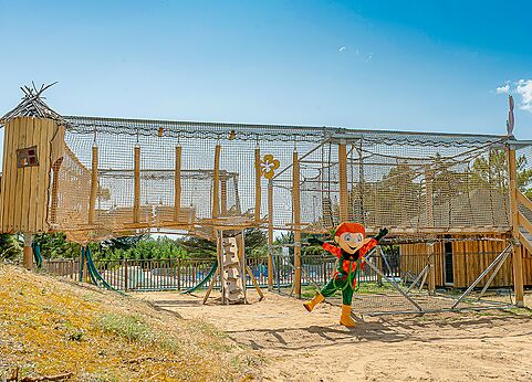 Parque de aventuras de redes y madera con mascota en el camping CLICOCHIC Plage des Tonnelles.