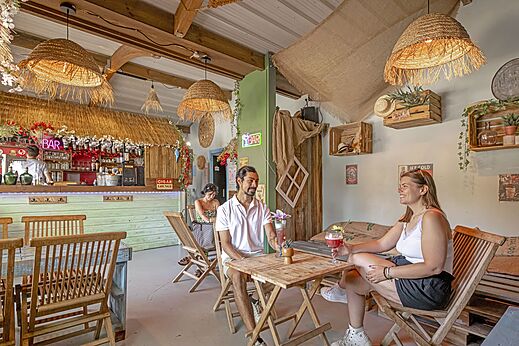 Bar tropical, cócteles en el camping CLICOCHIC Plage des Tonnelles en Saint-Jean-de-Monts (85).