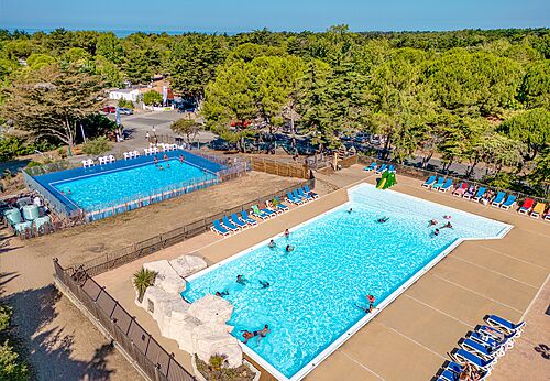 Piscinas exteriores, tobogán en el camping CLICOCHIC en Saint-Jean-de-Monts (85).