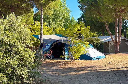 Tienda familiar en parcela sombreada camping CLICOCHIC Saint-Jean-de-Monts.