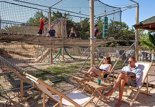 Recorrido de juegos de red para niños en el camping CLICOCHIC Plage des Tonnelles.