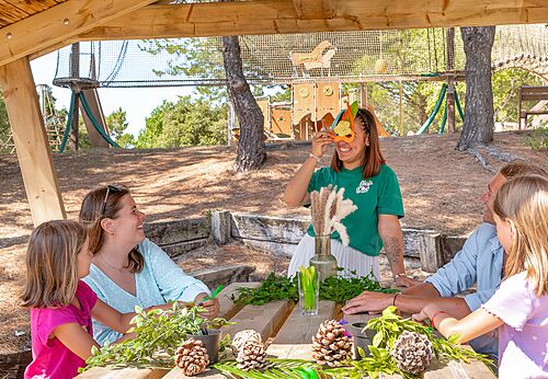 Actividad creativa para niños y adultos bajo techo en el camping CLICOCHIC Plage des Tonnelles en Saint-Jean-de-Monts (85).