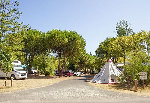 Tienda tipi y parcelas sombreadas en el camping CLICOCHIC Plage des Tonnelles en Saint-Jean-de-Monts.