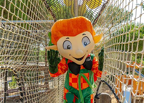 Mascota sonriente en recorrido de juegos de red en el camping CLICOCHIC Plage des Tonnelles.