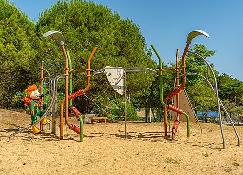Juegos infantiles coloridos en el camping CLICOCHIC Plage des Tonnelles en Saint-Jean-de-Monts.